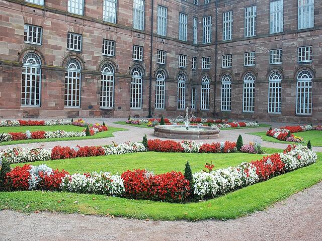 Hübsch sieht er aus, der Garten vor dem Schloss Rohan.