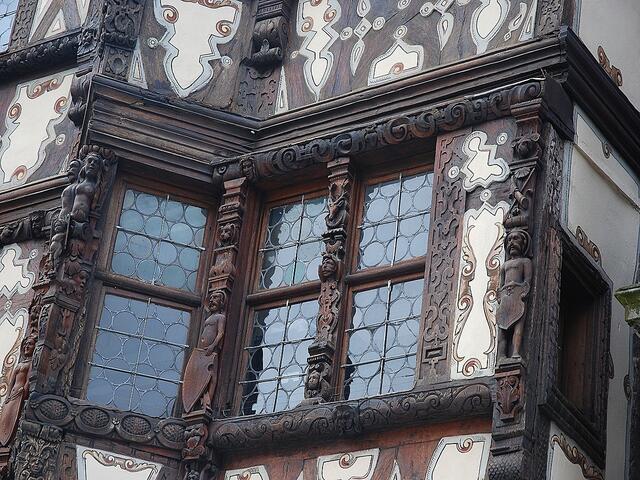 Maison Katz - geschnitzte Balken, ausgemalte Gefache und bleiverglaste Fenster - ein Fachwerktraum !!!