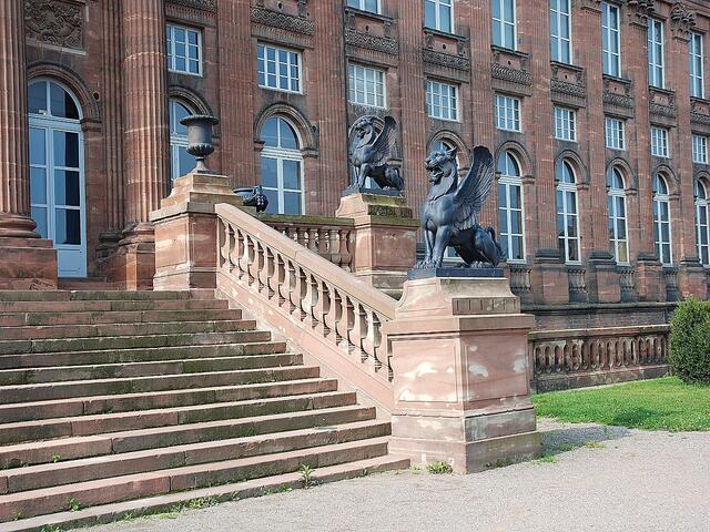 Skulpturen zieren das Geländer beiderseits der Treppe zum Schloss.