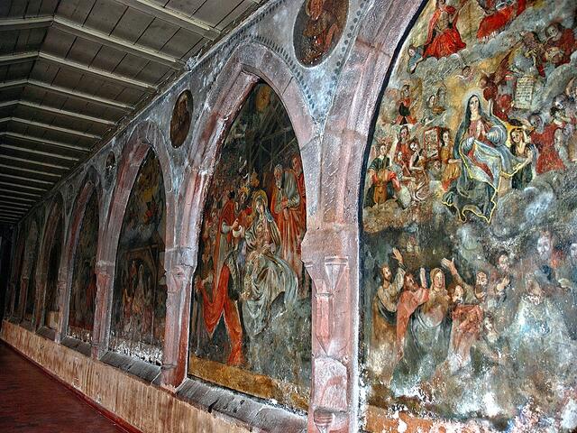 Kreuzgang neben der Klosterkirche der Récollets mit sehr gut erhaltenen Malereien.