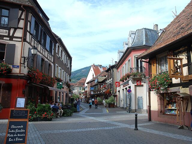 Wir sind in Ribeauvillé angekommen und bummeln die Grand Rue hinauf.