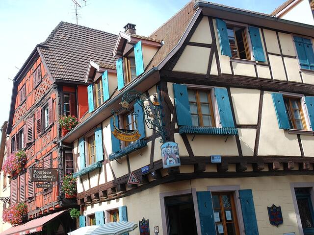 Fachwerk, Fenster & fröhliche Hausschilder