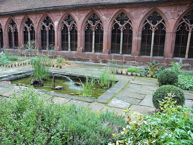 Blick in den Kräutergarten innerhalb des Kreuzganges der Klosterkirche.