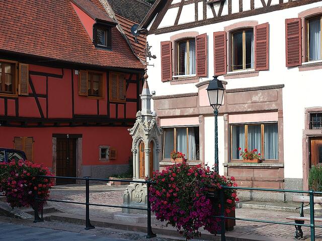 Was strahlt mehr: das rote Haus oder die roten Geranien?