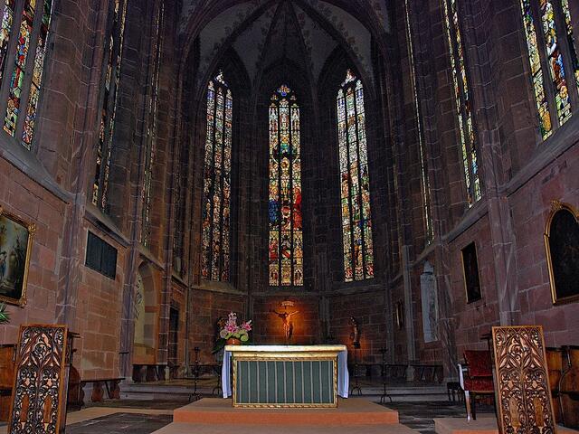 Eglise Notre-Dame de la Nativité in Saverne - durch die farbigen Glasfenster fällt leuchtend das Sonnenlicht.