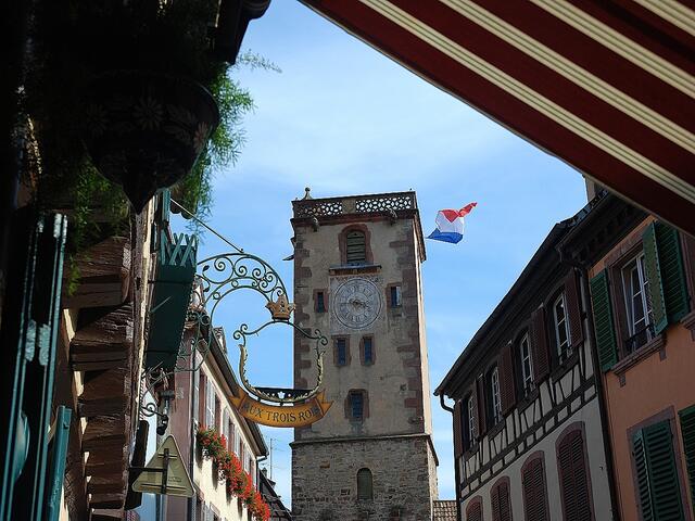 Der Metzgerturm wurde 1290 erbaut; 1536 erhöht; sollte aber mehrmals abgerissen werden. Heute ist der 29 hohe Turm das Wahrzeichen der Stadt Ribeauvillé.