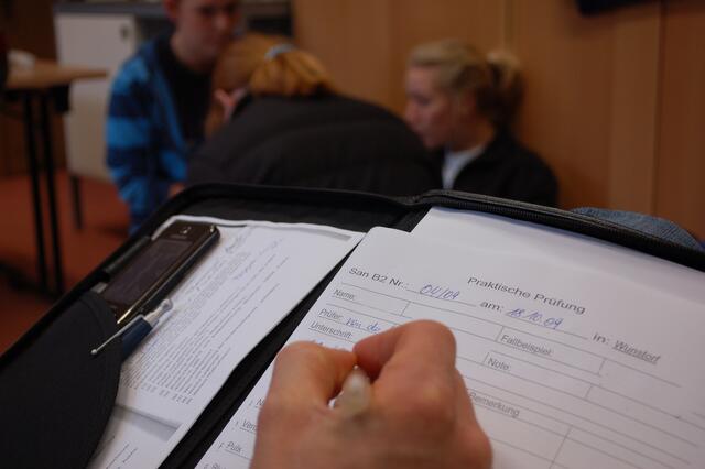Die Jugendlichen wurden von mehreren Ausbildern der Johanniter-Unfall-Hilfe geprüft