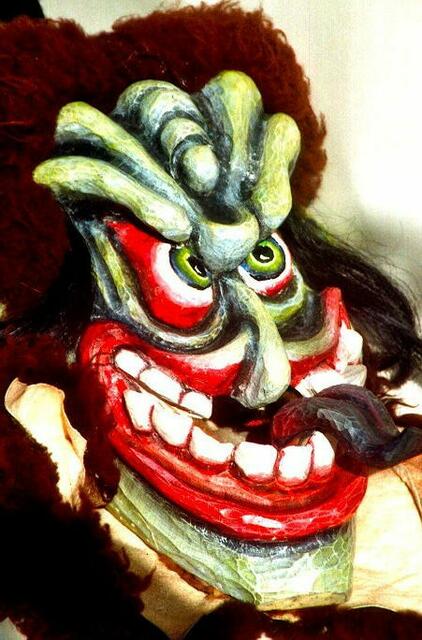 eine farbenprächtige Perchtenmaske aus Oberösterreich