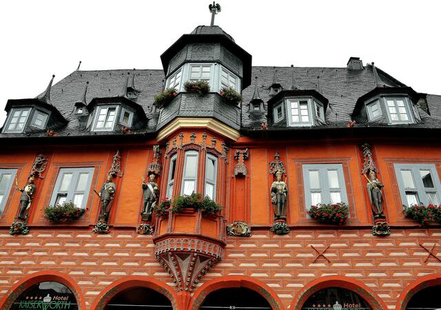 An der Front des ehemaligen Gildehauses der Fernkaufleute befinden sich Skulpturen deutscher Kaiser (heute Hotel Kaiserworth)