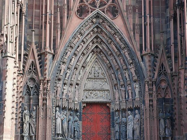 Gotische Gewändefiguren am Hauptportal der Westfassade