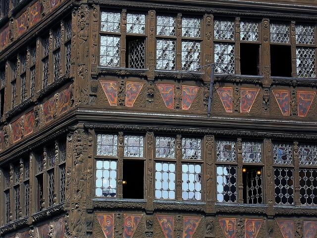 Das Kammerzellhaus (frz. Maison Kammerzell, elsässisch Kammerzellhüs) steht gleich neben dem Münster.