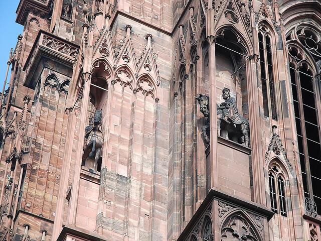 Das Liebfrauenmünster (frz. Cathédrale Notre-Dame) in Straßburg ist ein römisch-katholisches Gotteshaus und gehört zu den bedeutendsten Kathedralen der europäischen Architekturgeschichte sowie zu den größten Sandsteinbauten der Welt.