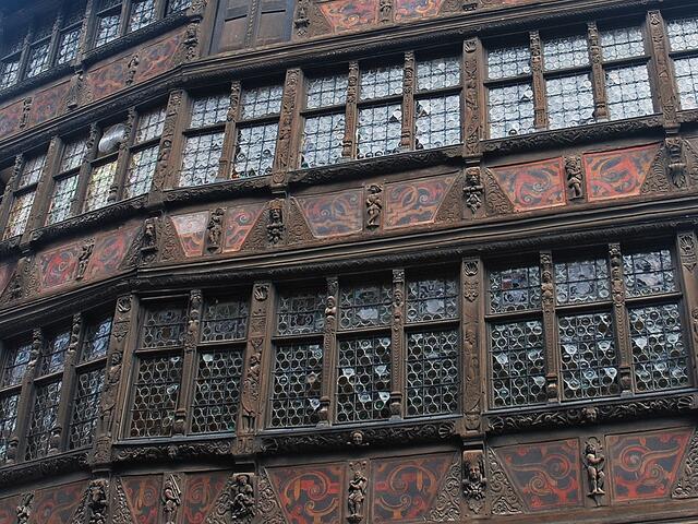 Das Kammerzellhaus wurde 1427 errichtet und bekam 1589 eine reiche Schnitzfassade.
