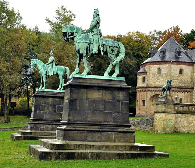 Reiterstandbilder vor der Pfalz (im Vordergrund Kaiser Barbarossa, hinten Kaiser Wilhelm II )