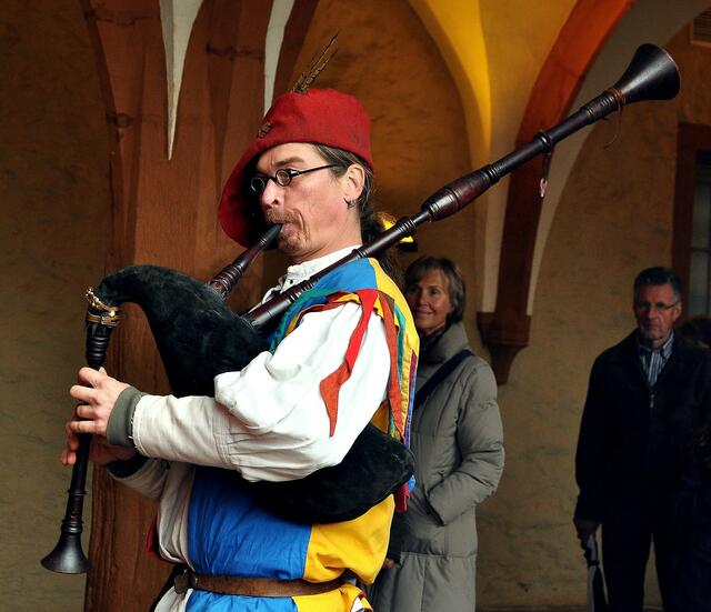 Der Spielmann unterhält die Marktbesucher