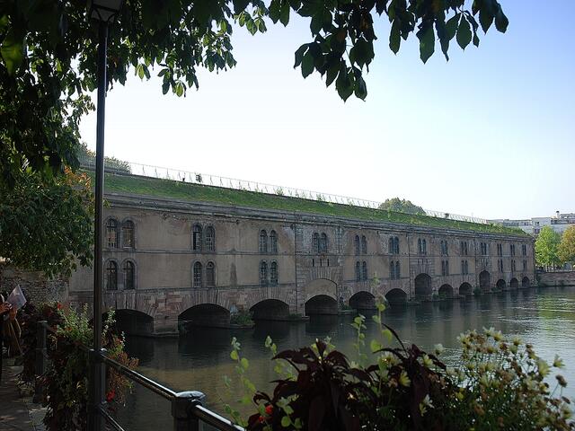 Le Barrage Vauban - das Vauban-Wehr: Erbaut 1681, um die mittlerweile veralteten Befestigungsanlagen der Stadt zu sichern.
