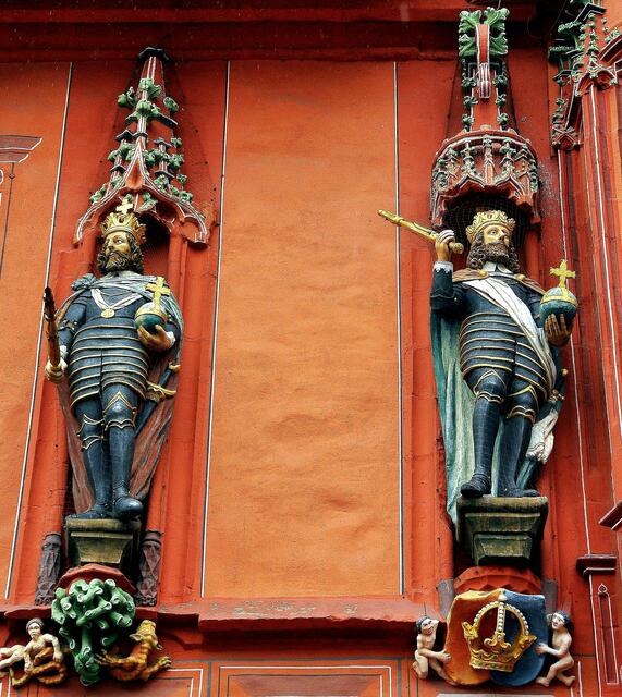 Kaiserskulpturen am Hotel Kaiserworth