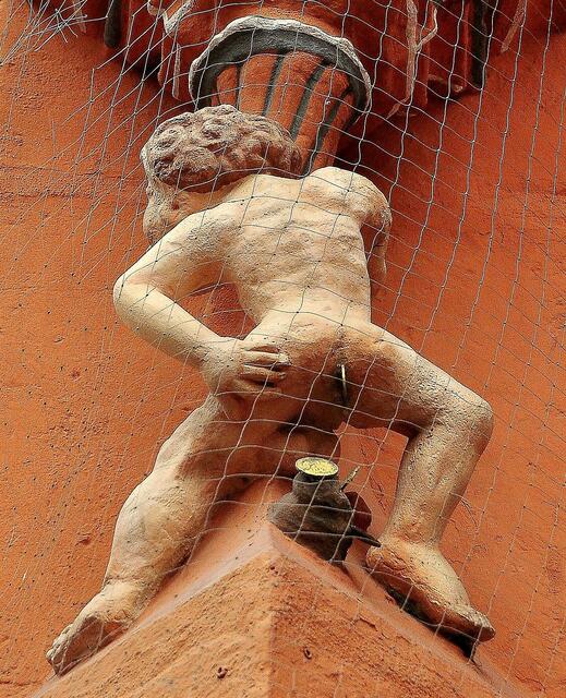 Der Dukatenscheißer am ehemaligen Gildehaus der Fernkaufleute