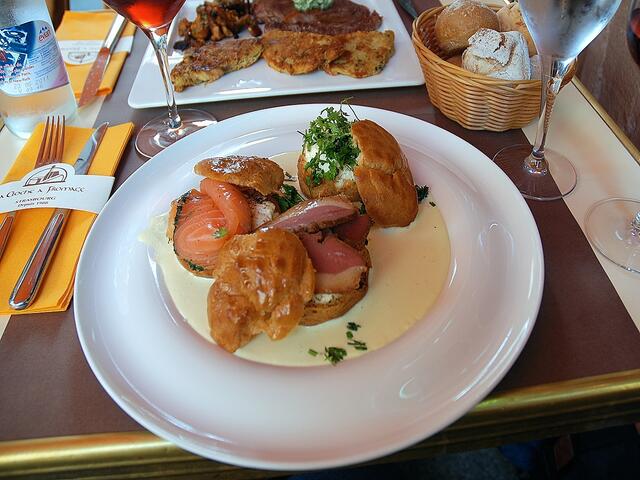 Blick auf den Teller: Blätterteig mit Lach und Münsterkäse (mein Essen im Vordergrund).