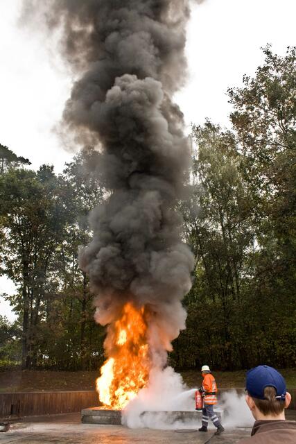 Auch das Feuer kann man mit einem Pulverfeuerlöscher noch löschen