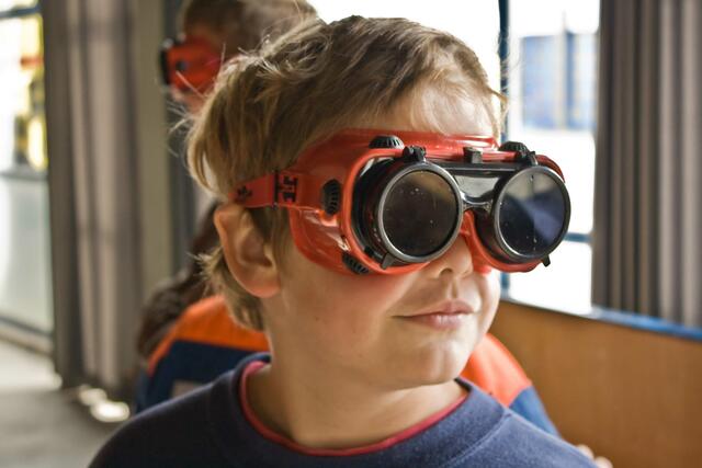 Schutzbrille ist Pflicht wenn man beobachten möchte was der Plasmaschneider macht