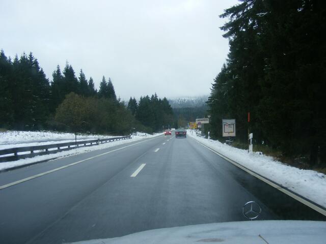 Schnee am Straßenrand, hier kurz vor Sonnenberg...