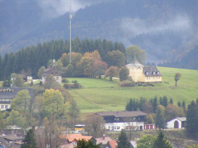 Hinten der Glockenturm, das Wahrzeichen von St. Andreasberg