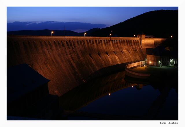 Staumauer in der Blauen Stunde