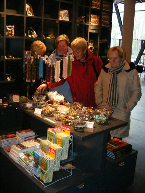 Einkaufsbummel im Höhlenshop...