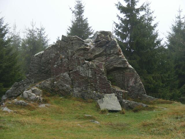 ...der Gedenkstein, mit einer Tafel J.W.von Goethe