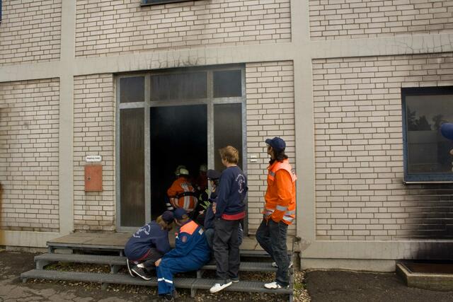 Leichter Qualm kommt aus dem Haus