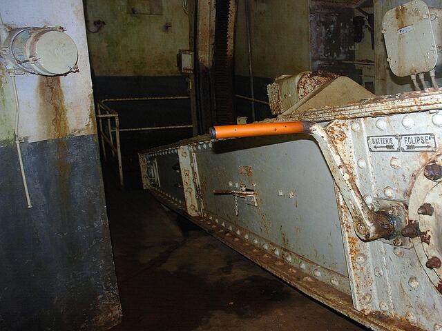 Die Loren mit beispielsweise der Munition wurden also von Soldaten bis an die Sohle der Kampfblocks geschoben und von dort per Aufzug nach oben transportiert.