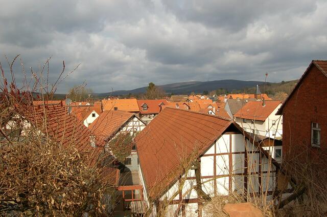 Über den Dächern von Gemünden/Wohra mit Blick auf das Hohe Lohr