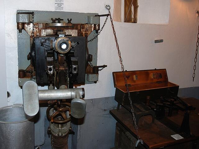 Viel konnte der Soldat hierdurch nicht sehen; er war auf die telefonischen Hinweise der Soldaten außerhalb des Werkes angewiesen.
