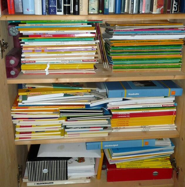 Sammlung von bebilderten Schulbüchern und Arbeitsheften