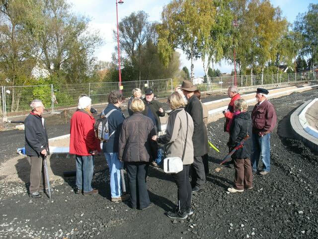 Herber Köller erzählt etwas.