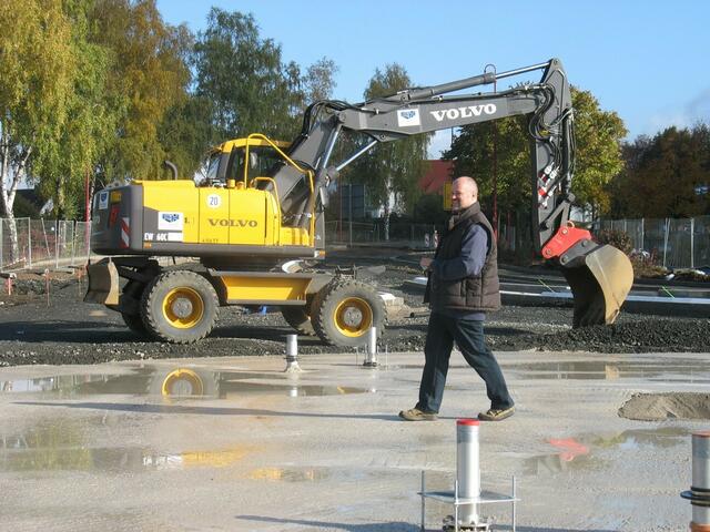 Die Baustelle begeistert diesen Wanderer.