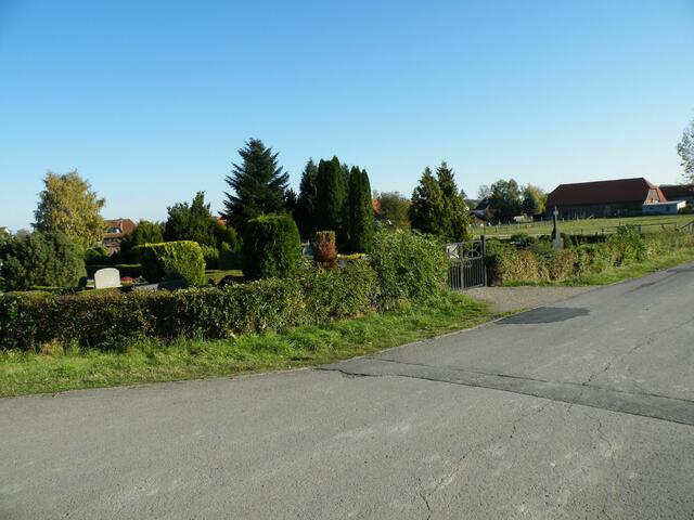 Der Dorffriedhof, idyllisch gelegen - am Kirchweg