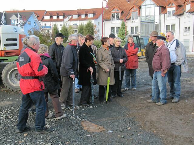 Karl Weitzel weist auf die früheren Klärbecken hin
