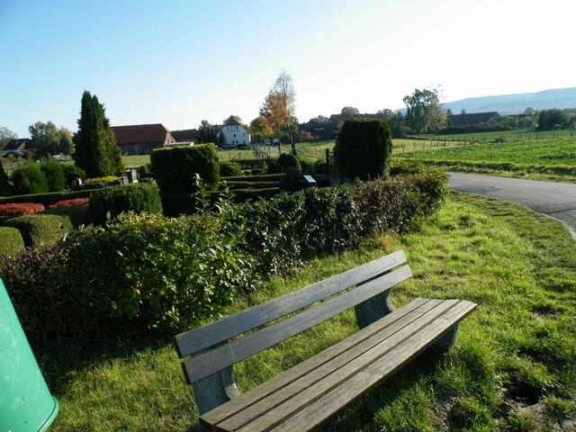 Ruhebank vor dem Friedhof