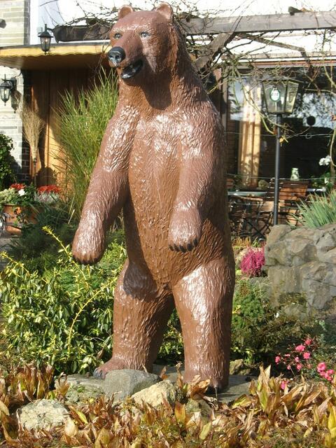 Bär vor der Gaststätte "Zum Bärenschießen"