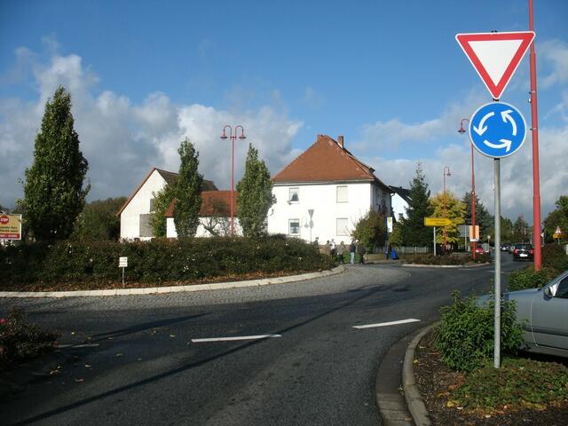 Kreisverkehr mit Verkehrsschild