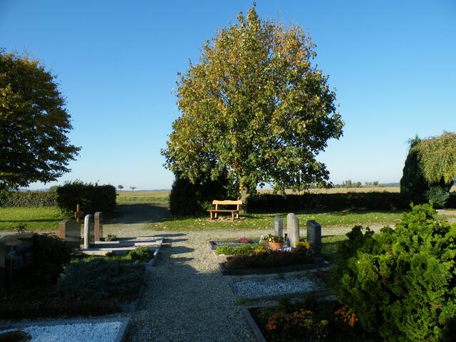 Ruhebank auf dem Friedhof