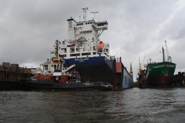 Achten Sie mal auf den Namen des Schiffes....