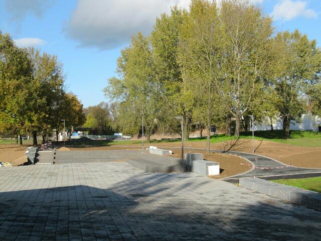 Platz und Wege im Volkspark