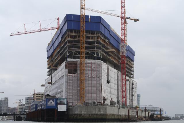 Baustelle der Elbphilharmonie. Baukosten zur Zeit rund 30 Mio Euro, die Gesamtkosten sind mit 450 Mio Euro veranschlagt