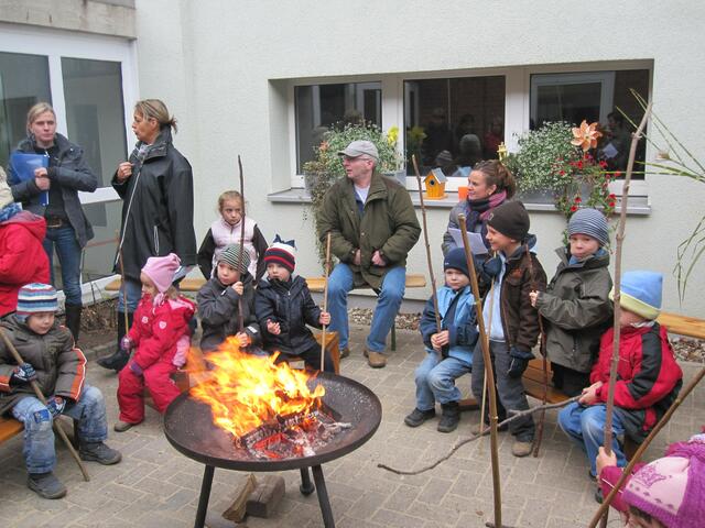 Warten auf den Stockbrotteig am Feuer im Innenhof