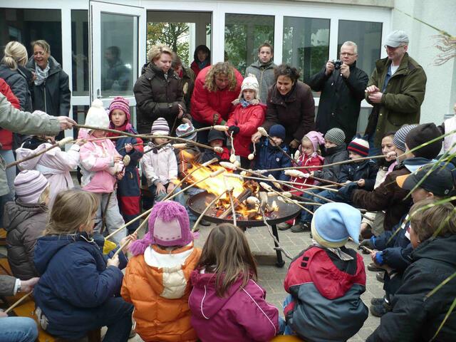 Gemeinsames Stockbrotbacken
