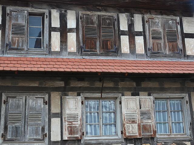 Wer mag schon alles hinter diesen Fenstern gelebt haben? (Froeschwiller)