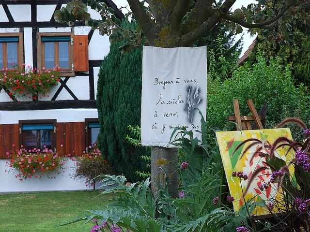 Kunst im Einklang mit der Natur und dem Dorfleben. (Hohwiller)